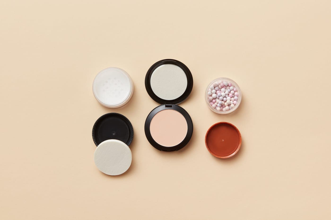 An open pressed powder compact with a mirror